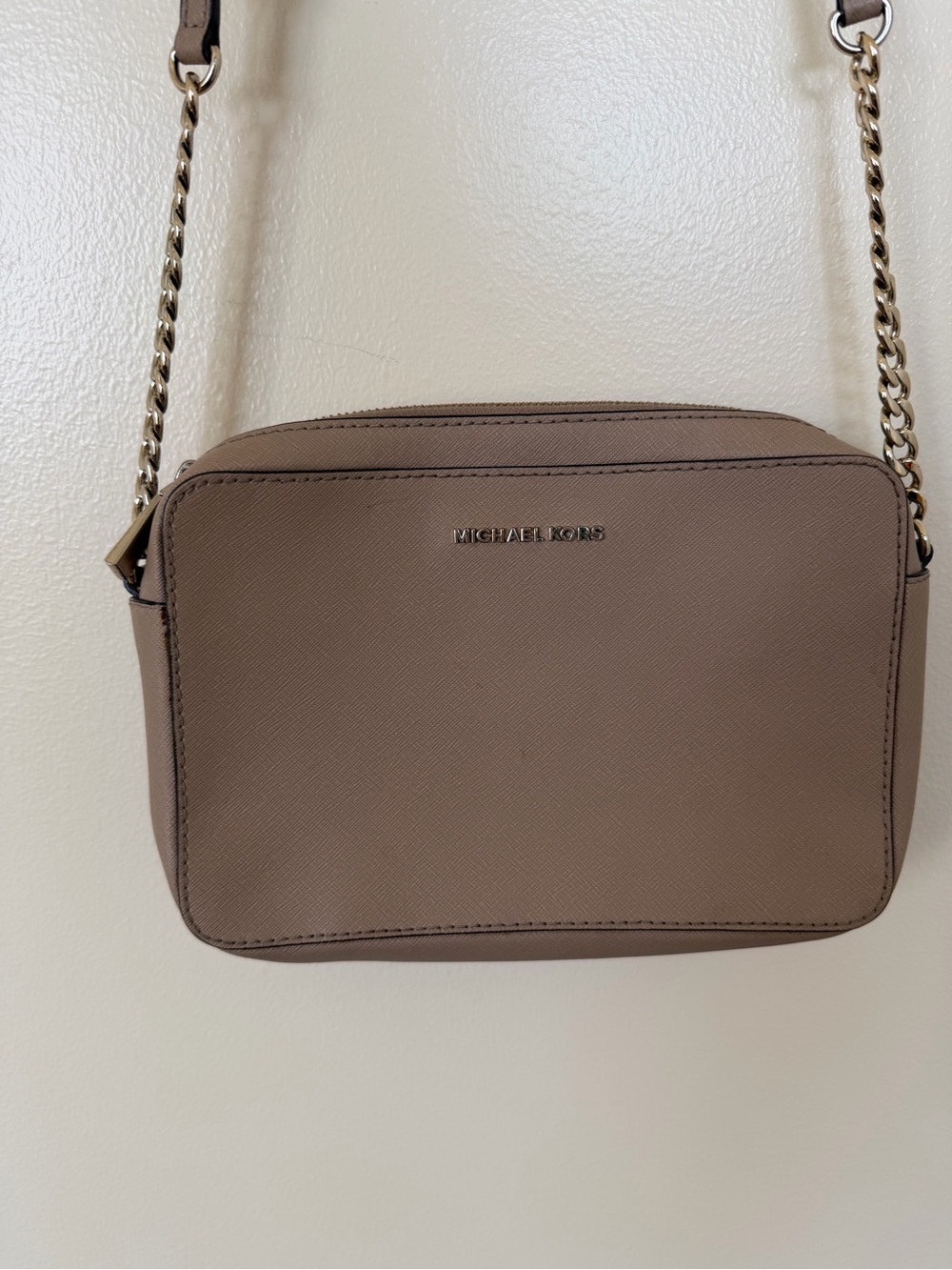 MICHAEL KORS Jet Set East West Saffiano Leather Crossbody Bag in Tan & Silver
